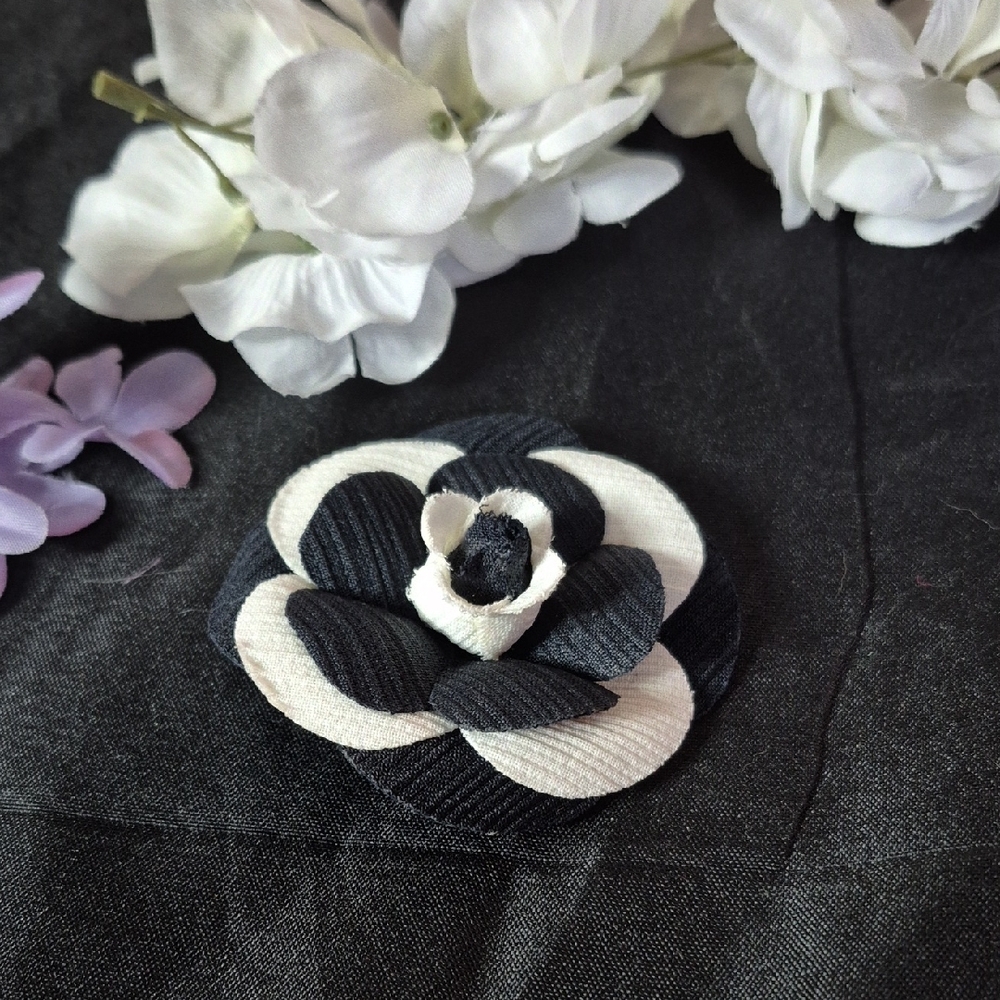 Black and White Floral Fabric Brooch - Women Jewelry